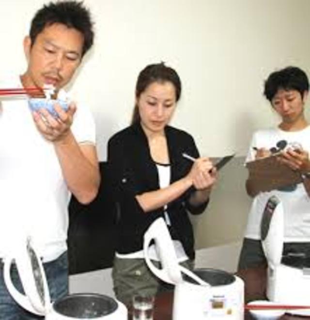 代表の橋本氏（左）は京都で江戸時代から続く老舗米屋の８代目。五ツ星お米マイスターとして米のすべてを知り尽くした、お米のプロだ。日本で一番うまい究極のお米をプロデュースすべく日々研鑽を重ねる。
