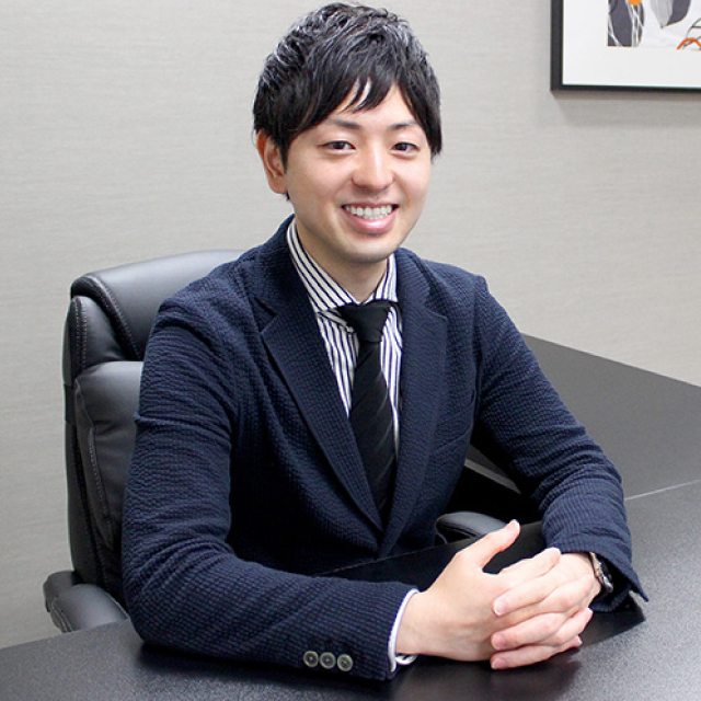 1984年、岡山県生まれ。2007年に神戸商科大学を卒業後、22歳で株式会社エストコーポレーションを設立。順調に業績を伸ばし、2年後は株式上場を目指し、革新的な事業を確立・既存事業の拡大を行っている。