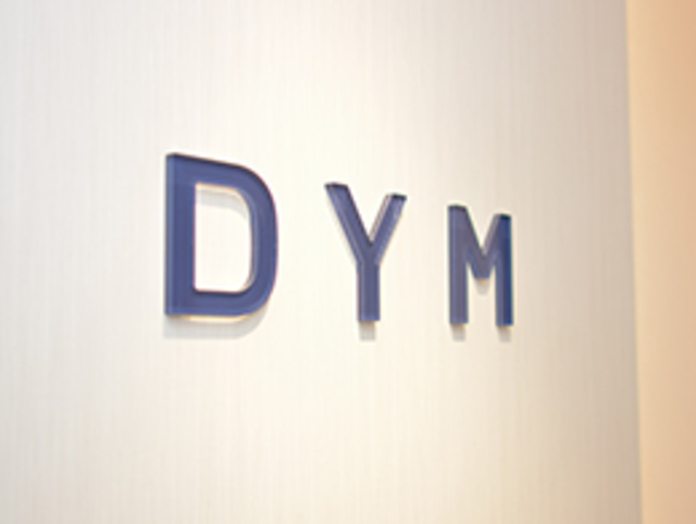 DYMの社名の由来は医師免許を持つ代表の名前から来ています。