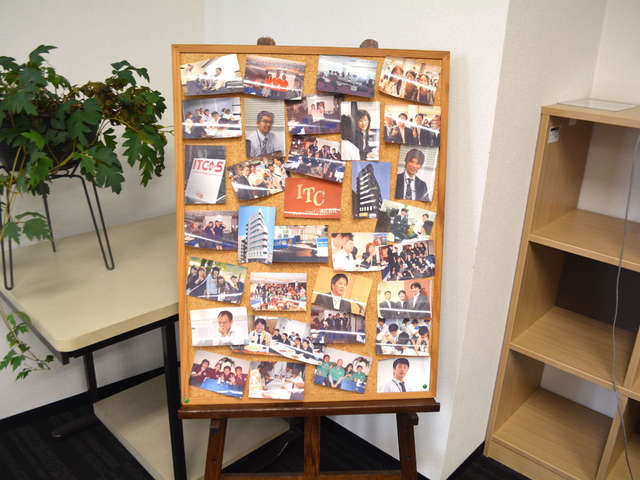 社内にはメンバーの写真が飾られている。