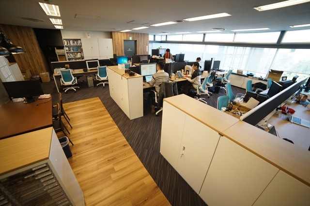 オフィスは明るく、カジュアルな雰囲気。壁や仕切りのない造りで、部門間のやりとりも活発に行われる。