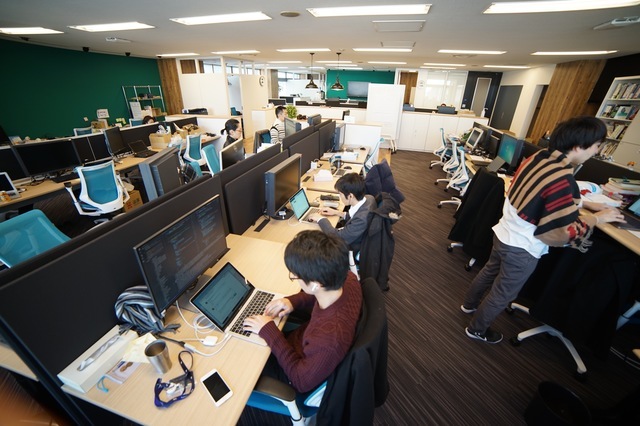 こだわりのオフィスは働きやすさのための工夫がたくさん。エンジニアは昇降デスクで仕事をする。