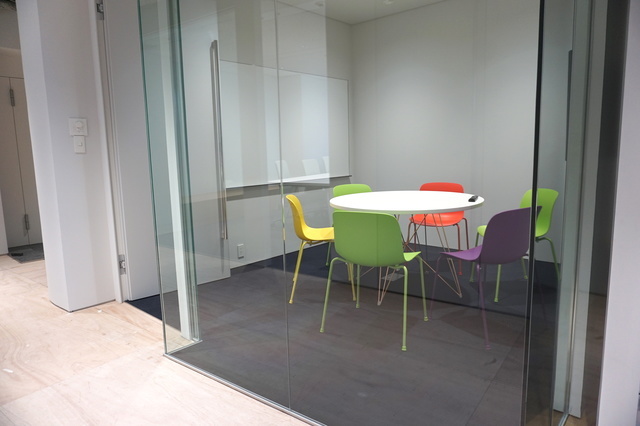 本社恵比寿オフィスには2018年に移転してきました。エントランス/会議スペースは明るく開放感のある設計になっています。