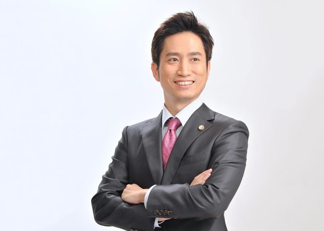 代表取締役　岡野 武志氏
28歳で司法試験に合格するまでに様々な経験を積む。さらに弁護士になった途端、自身の事務所を設立するなど、異色の経歴を持つ。