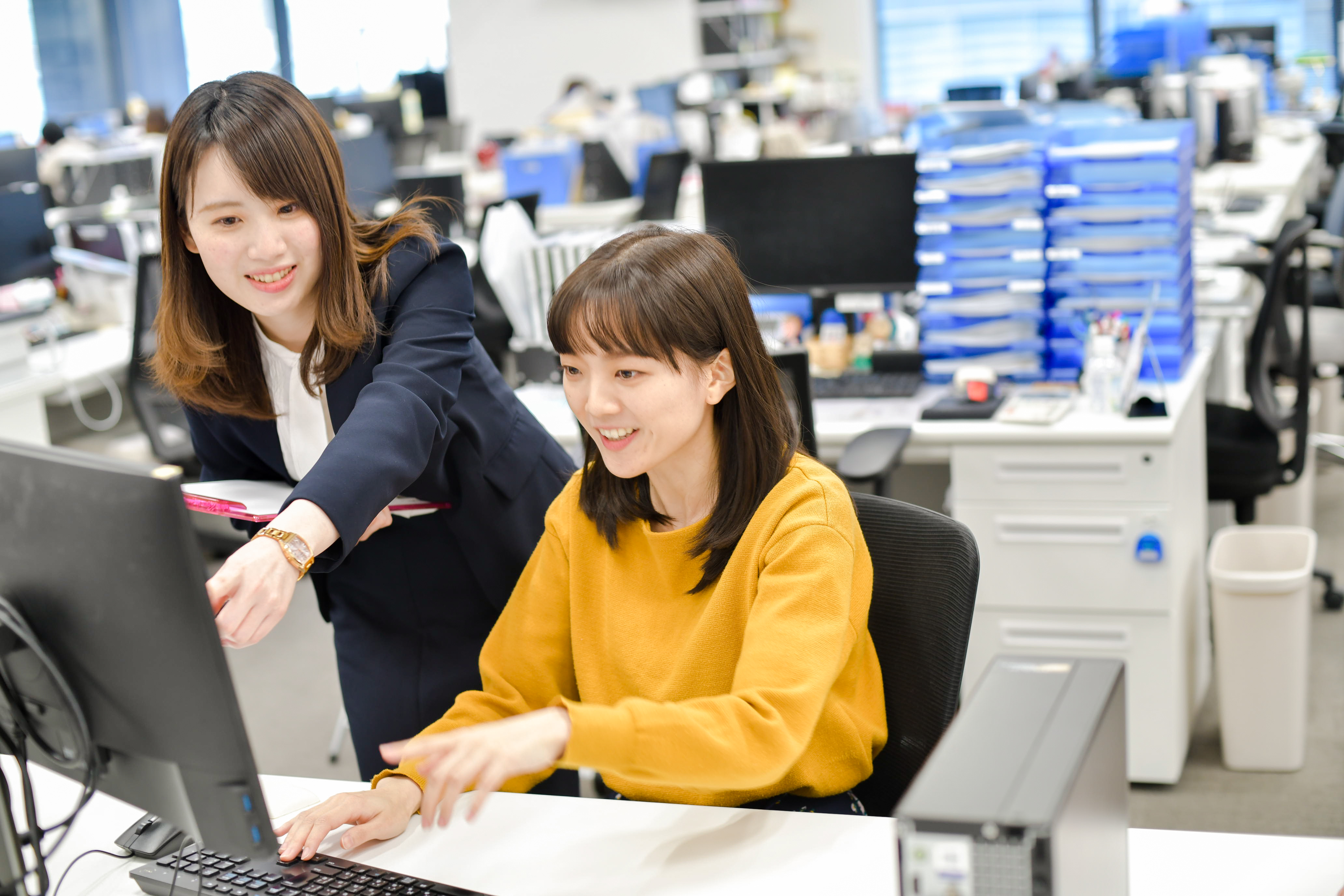 実際の勤務スタイルは本社内でのオフィスワークが中心。東京駅直結のオフィスは広々としており快適そのもの。