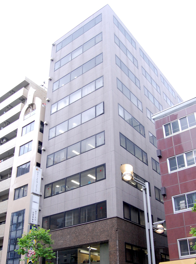 オフィス外観。新宿駅、新宿三丁目駅、新宿御苑前駅と３WAYアクセス可能。