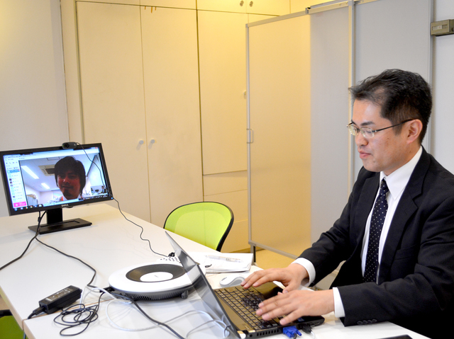 神戸本社とはスカイプを使った会議も実施。