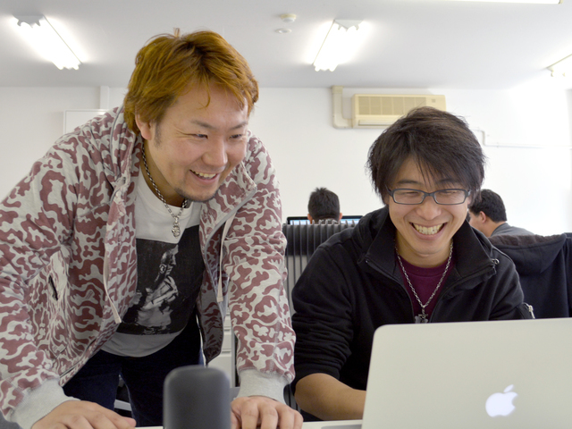 神﨑氏と一緒に同社を立ち上げた取締役の山本氏（左）。スマイルマイスターという社名には、人を笑顔にする職人になろうとの思いがあるという。