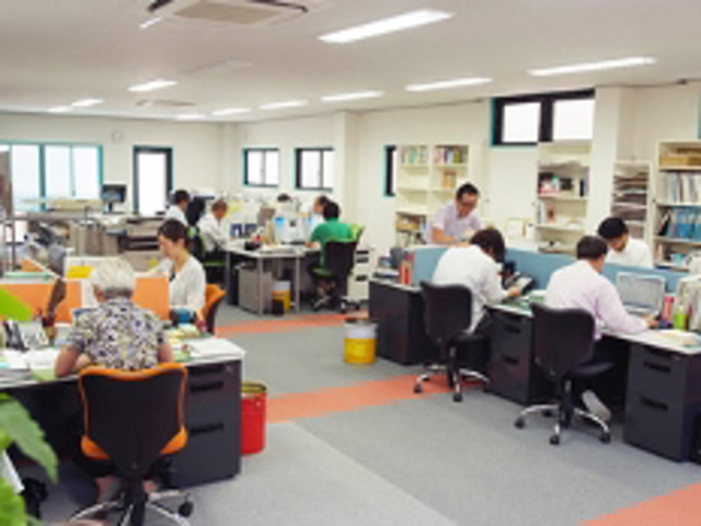 オフィスは2012年に完成したばかり！清潔で静かな環境で集中して業務を行えます。