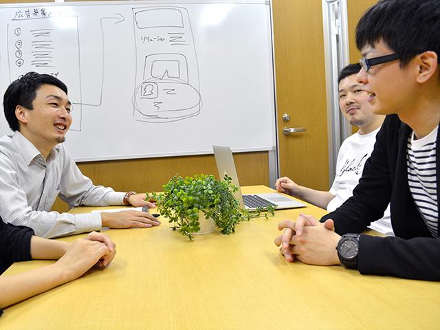 全社一丸で取りかかろうという社風。
全員で1000枚のパンツを梱包したことも。