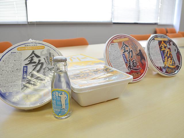 「全力麺」といったオリジナルグッズも作っている同社。まさに小さな所まで全力だ。