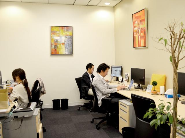 現在はレンタルオフィスにて作業をしている。