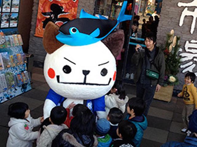 和歌山マリーナシティ「黒潮市場」のキャラクター【クロ吉】を、企画〜イラスト〜ポスター〜着ぐるみまでをトータルプロデュース。