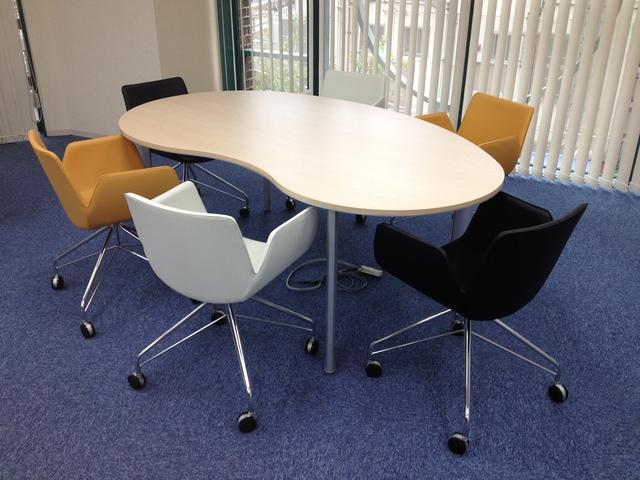 ミーティングブースで気ままにランチや打ち合わせ