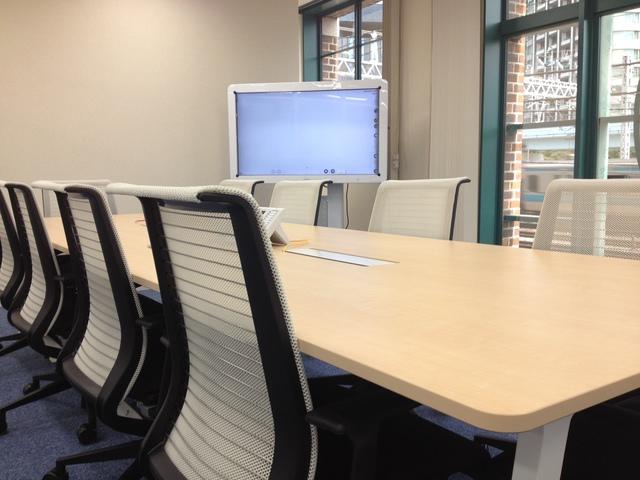 会議室もガラス張りで『オープン』な雰囲気