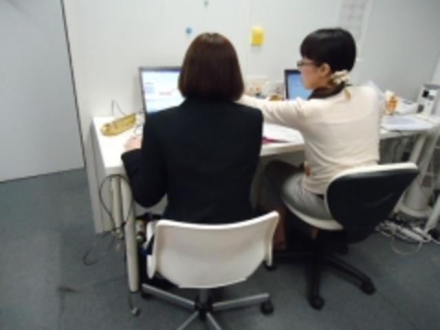 チームで仕事を行うので、ミーティングもまめに行われています。風通しもバツグン！