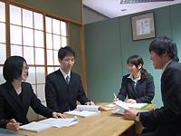 会議室は和室仕立て。ゆったりとした<br />気持ちで議論も弾む。