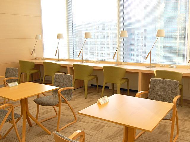 ラウンジでＭＴＧや自由に休憩、勉強、読書、１人で集中して仕事もできます。