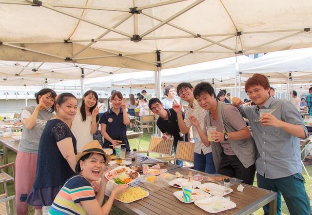 お台場で実施したバーベキュー！
社員とその家族も多数参加。