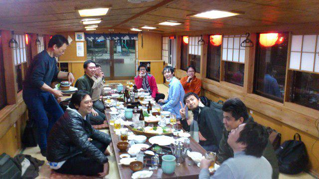 やかた船を貸し切りっての忘年会です。20代～30代中心です♪