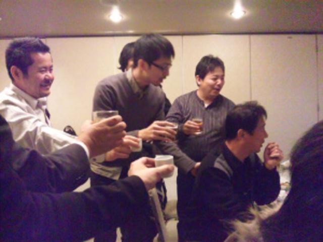 社長と一緒に“お疲れさ～ん”会です！風通しは良い会社です！