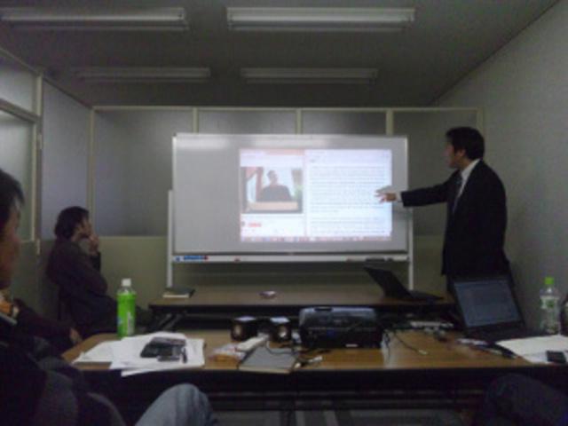 飲み会の写真ばかりでも、、、ということで、社内風景です。みんな集中しています！