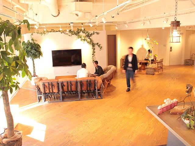 オフィスは2014年5月に移転したばかり！過ごしやすい清潔で開放的なオフィスです。気分転換に好きな場所で業務ができます。