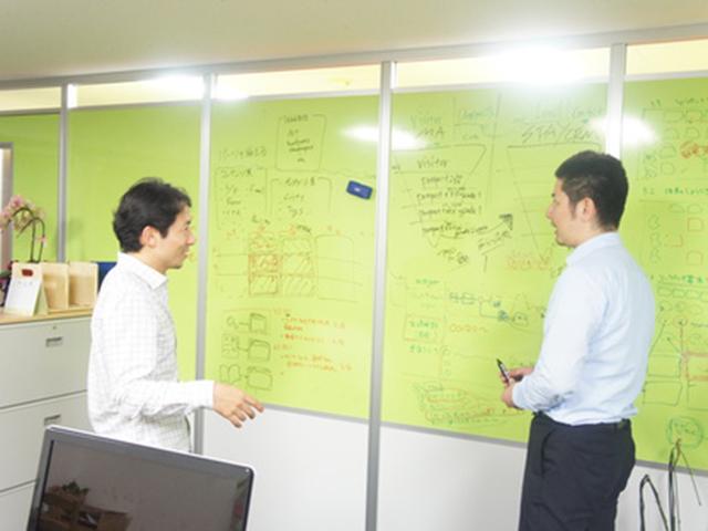 新しい領域のサービスであるため社内では議論も活発。クライアントのための最高のソリューションを本気で考える。