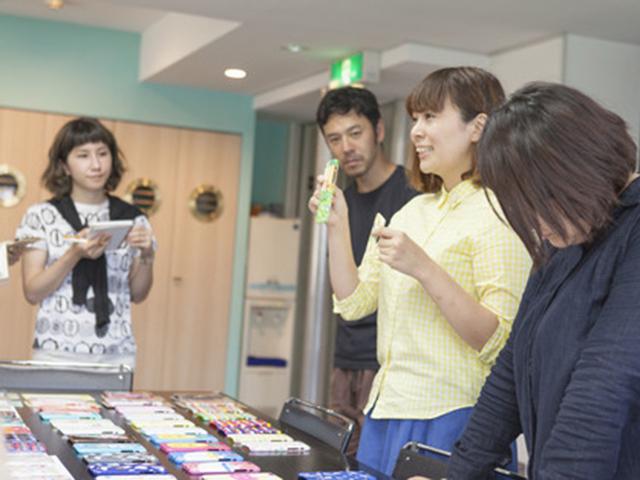 社内向けの新商品プレゼンの様子。営業、通販サイトの担当者があつまり、デザイナーのプレゼンを聞きます。