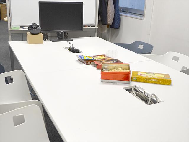 チャットツールやテレビ会議によって八戸や仙台のオフィスとのコミュニケーションも活性化している。月に1回は全体会議を実施。