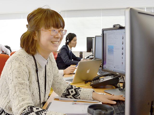 全デスクがデュアルディスプレイ（2画面モニタ）で快適操作、オフィス内では音楽が流れリラックスしながら仕事ができます。フリードリンクなど働く環境は抜群です。