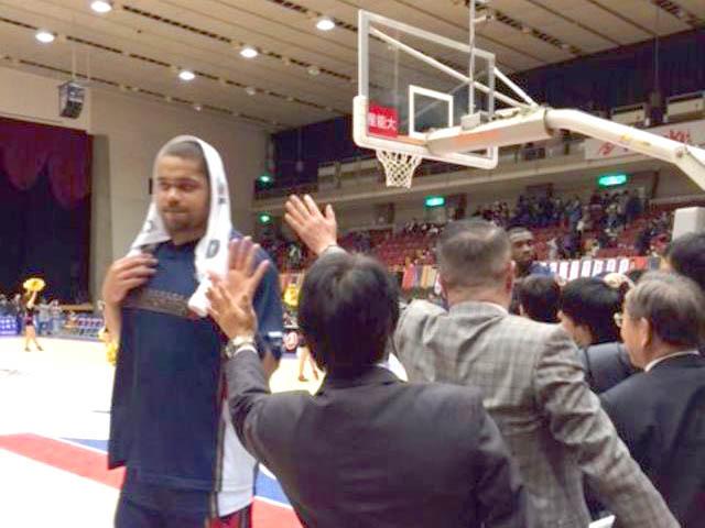 プロバスケットの試合観戦。ゲーム終了後、選手とハイタッチ。