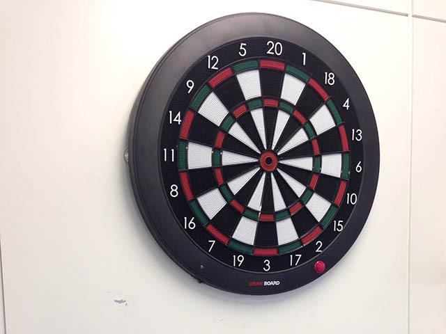 社内にはダーツボードやサイクルラックも。カジュアルな雰囲気を感じていただけます！