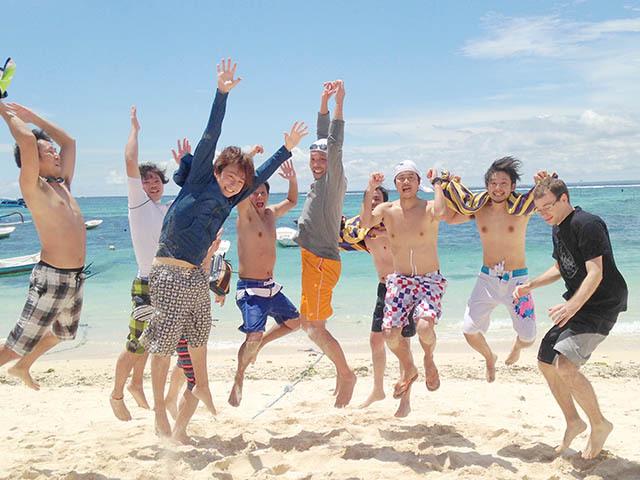 社員旅行は毎年12月に海外旅行に行っています。写真はバリ島での一コマ。旅行先は社員アンケートで決めています。