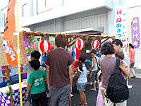 納涼祭でのひとこま。<br />家族も集まって和やかに行われる。