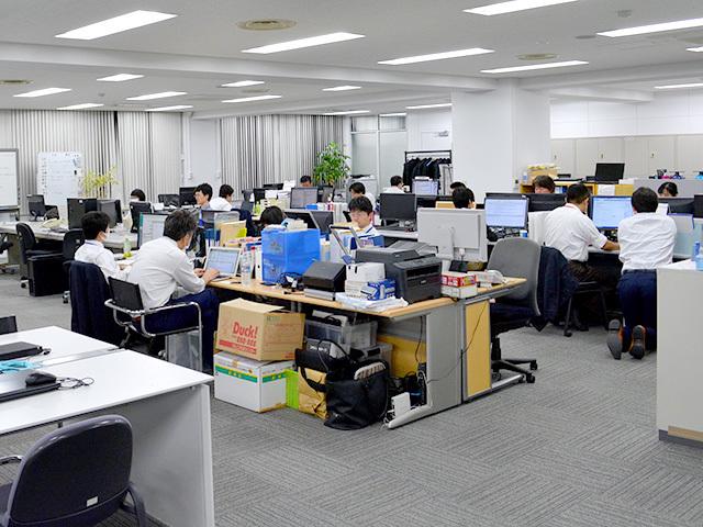 現在の社員数は100名。ワンフロアーで全部署が机を並べ、年齢や経験、部署や役職などにとらわれず、自由に侃々諤々と意見交換が行われている