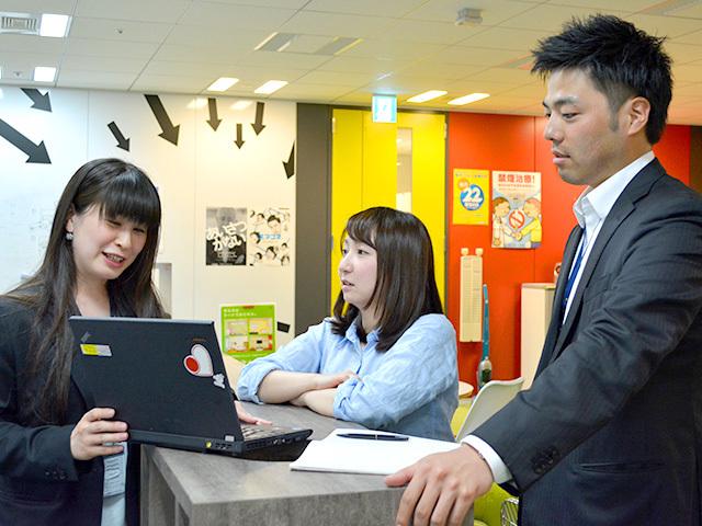 開発、営業、運用チームがお互いに意見交換をしながらよりよいサービスづくりを行っている。