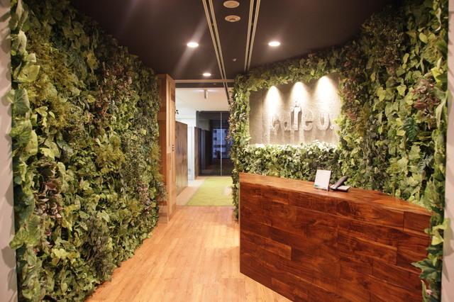 エントランスは「森」をイメージしたオシャレなオフィスで、モチベーションもアップ！
