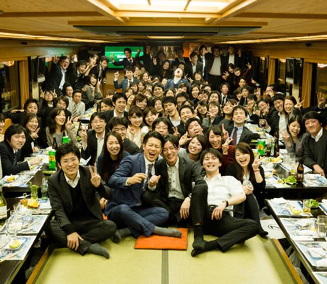 仕事も遊びも真剣に楽しむのがキャレオ流！（2015年2月の全社員屋形船での飲み会にて）