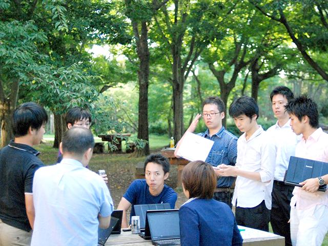 時代や流行にかかわらない本質的な手法がファシリテーション型。目指す方向を決めて、みんなの強い思いで進んでいくための手伝いをするのだ