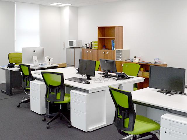 まだ新しいオフィスでこれから本格的な企業作りが始まる