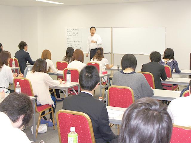 同社では毎月、教育顧問の外部講師による従業員向けのセミナーや、個人面談による営業指導を実施している。金融・保険業界の第一線で活躍してきた講師の全面的なバックアップの下、質の高い教育が可能となった。