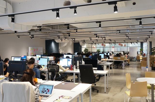 フロアを見渡せるオフィスで、事業部を超えたコミュニケーションが活発です。