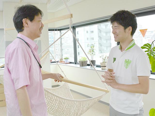 “Googleのように先進的なアイデアやイノベーションを生む風土で、IBMのような業務系ソリューションに無類の強さを発揮する企業”の実現のために、オフィスにはハンモックが架けられている。