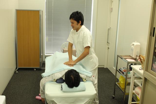 仕事の合間に社内のマッサージサービスでリフレッシュ