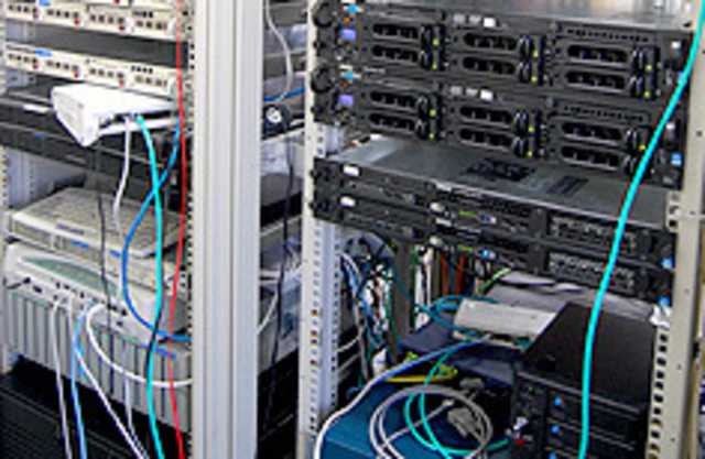 クラウド移行が進む中、マシンルームに残存するオンプレミスサーバーも後わずか！