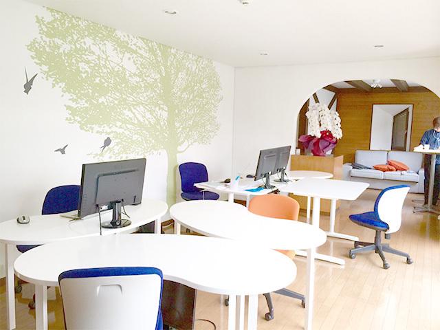 自由が丘駅近くの大きな一軒家を改装してオフィスにしています。
メンバーが創造性、集中力を最大限に発揮出来て、楽しく過ごせる環境にこだわった結果自由が丘の一軒家にたどり着きました。