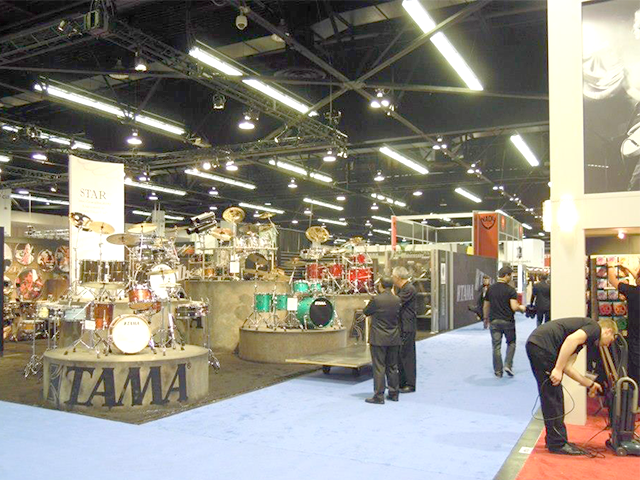 世界最大規模の楽器見本市「米NAMMショー」に於ける同社ブースTAMAコーナー（2013年冬出展時）。世界中のミュージシャンや楽器関係者が訪れ、メーカー各社の新製品ワールドプレミアが随所で行われる。