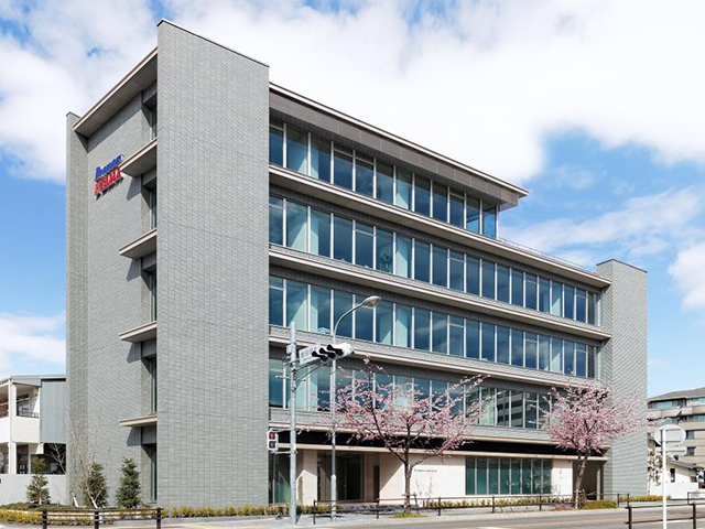 名古屋城下、閑静な旧武家屋敷街に立地する本社屋は2014年2月に建て替えられた。綺麗で落ち着いた職場環境が否が応でも作業効率を高めてくれる。官庁街やオフィス街、繁華街にも程近く、絶妙なロケーションといえる。