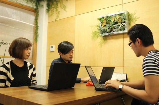 社内フリースペースで一場面。
職種の垣根を超えた打ち合わせが行われてます。